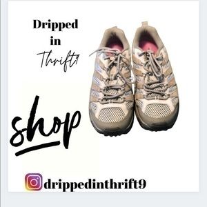 Womens like new vibran sneakers, size 8.